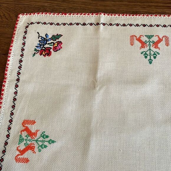Vintage off white/cream small table cloth & 4 napkins with cross stitch flowers - Picture 11 of 11